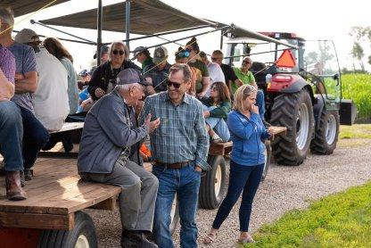 在Casselton Field Day期间，NDSU校长David Cook与一名社区成员交谈